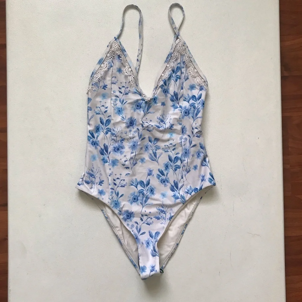 NWT Tularosa Beckett Blue and White Floral Deep V Low Back Swimsuit • Size XS 🔴